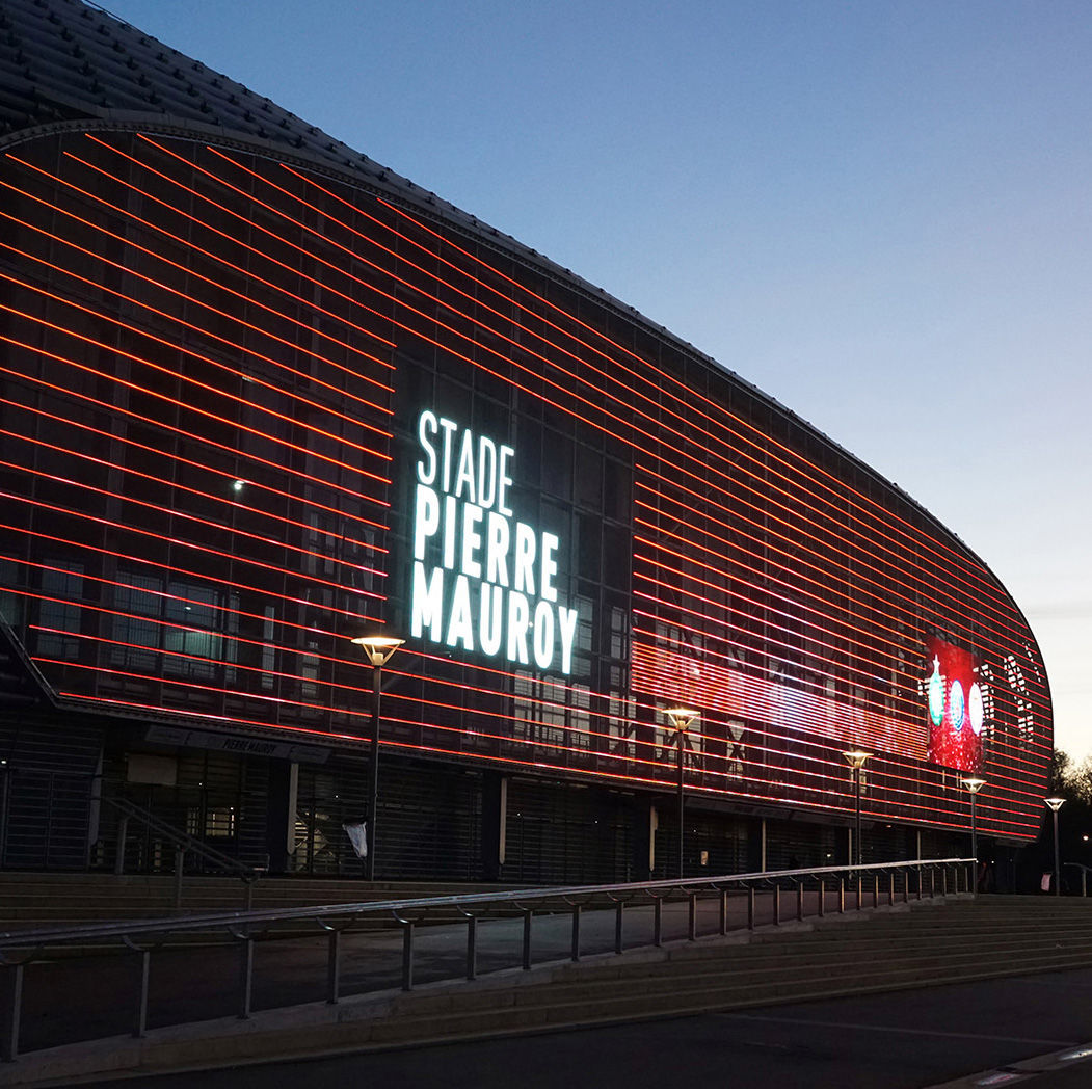 Metal wire mesh cladding / with integrated LED